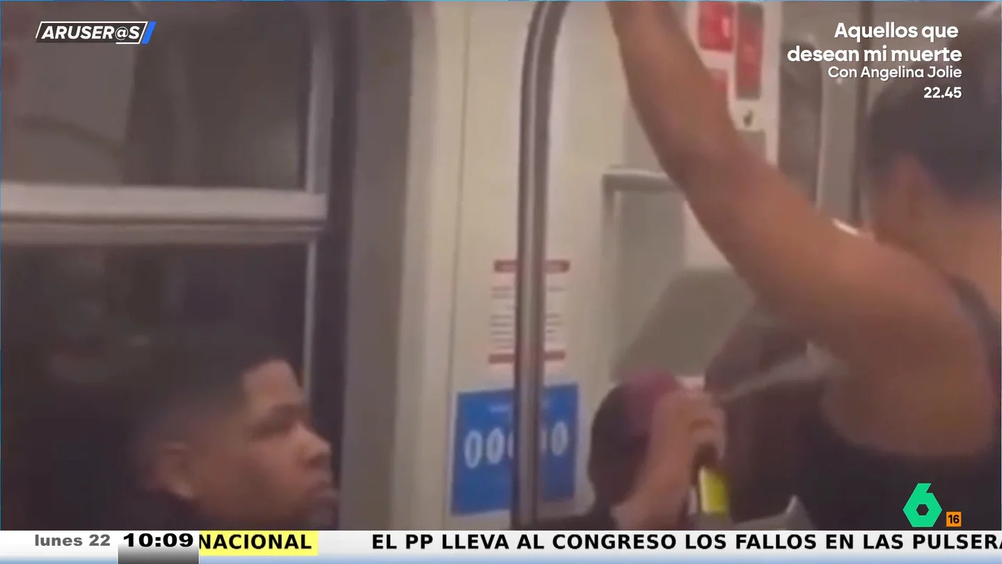 Los Aruser@s aplauden a este héroe sin capa, pero con desodorante: así rocía a una desconocida en el metro por su mal olor Los Aruser@s aplauden a este héroe sin capa, pero con desodorante: así rocía a una desconocida en el metro por su mal olor