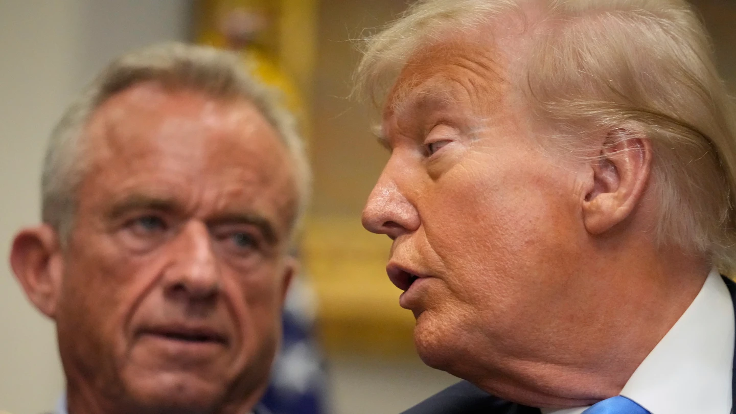 Donald Trump habla con su secretario de Sanidad, Robert F. Kennedy Jr Donald Trump habla con su secretario de Sanidad, Robert F. Kennedy Jr