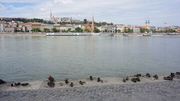 Zapatos en la orilla del Danubio