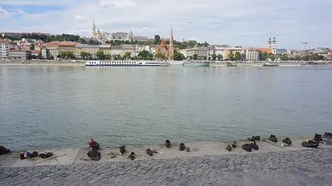 Zapatos en la orilla del Danubio Zapatos en la orilla del Danubio