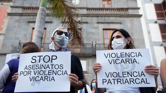 Dos personas participan en una concentración feminista en Santa Cruz de Tenerife, a 11 de junio de 2021 Dos personas participan en una concentración feminista en Santa Cruz de Tenerife, a 11 de junio de 2021