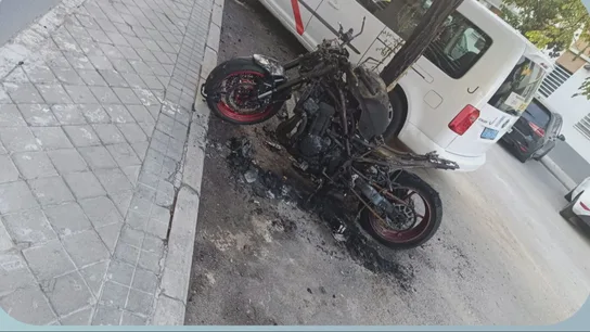 El barrio de Barajas contra los okupas: denuncian quema de coches, robos y acoso a mujeres El barrio de Barajas contra los okupas: denuncian quema de coches, robos y acoso a mujeres