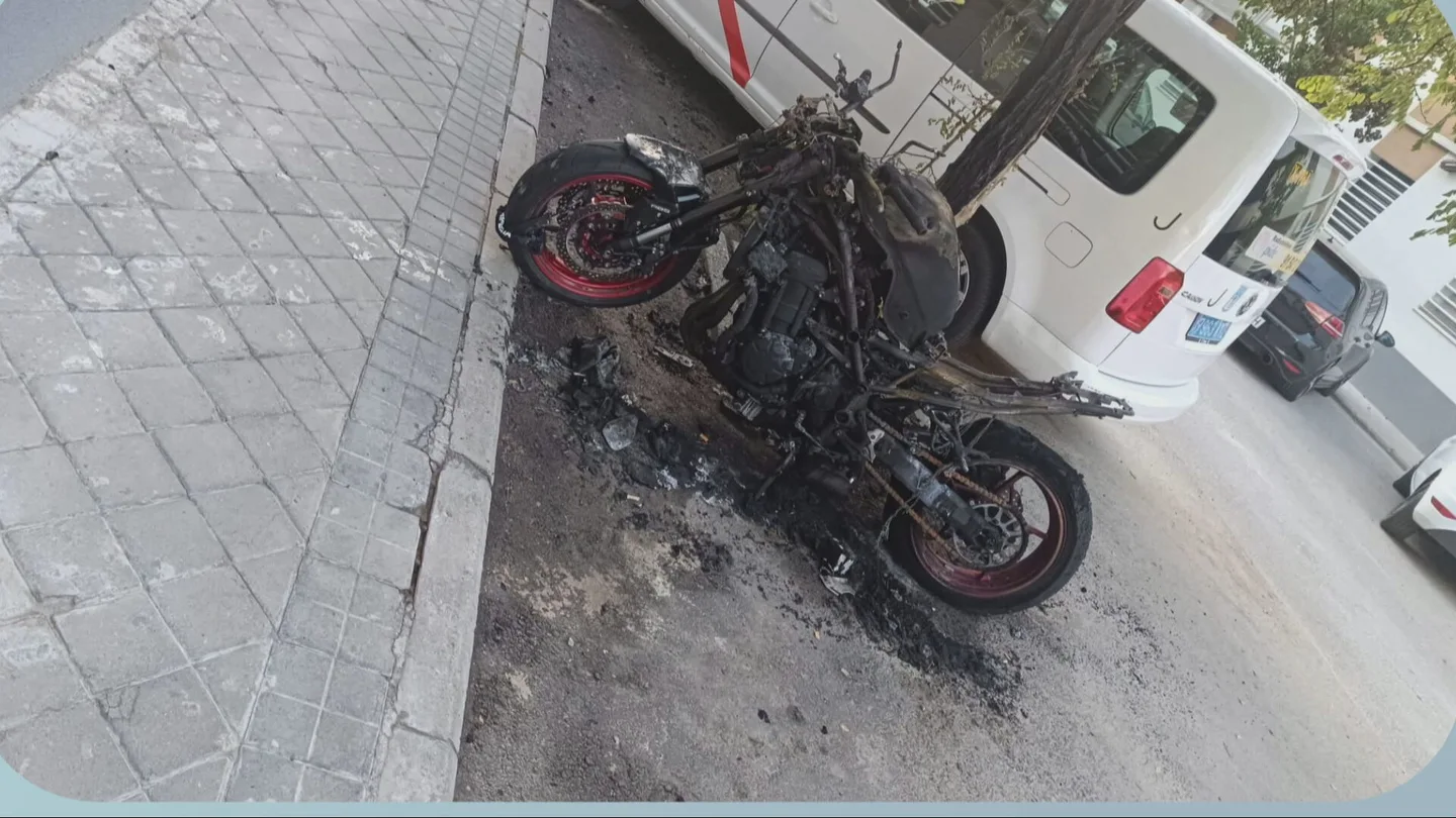El barrio de Barajas contra los okupas: denuncian quema de coches, robos y acoso a mujeres El barrio de Barajas contra los okupas: denuncian quema de coches, robos y acoso a mujeres
