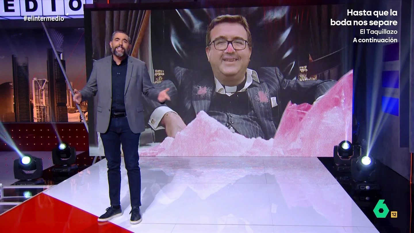 Dani Mateo, sobre el cura 'pillado' con cocaína rosa: "Él ya tenía la nieve para el Belén" El colaborador repasa el caso de Carlos Loriente, sacerdote y canónigo de la catedral de Toledo. El religioso fue detenido en Torremolinos, Málaga, con diez papelinas con distintas sustancias estupefacientes.
