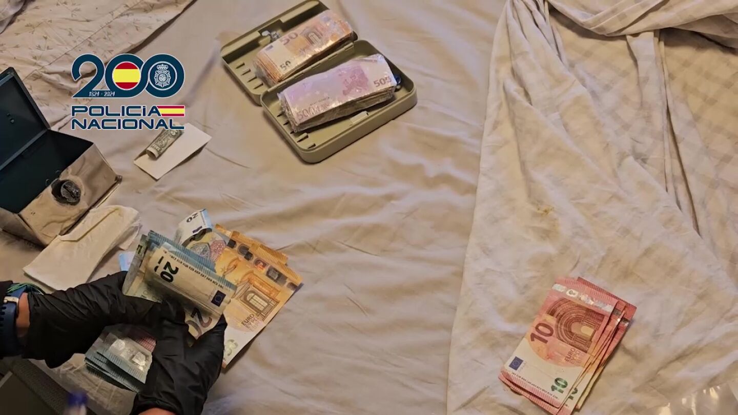 Parte del dinero incautado al grupo ultra 'Suburbios Firm'.