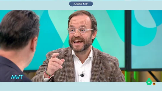 Iñaki López se queda "flipado" con las gafas de Chapu Apaolaza: "Yo te iba a presentar ya como Tontxu" Más Vale Tarde arranca hoy con un divertido momento a cuenta de las curiosas gafas de Chapu Apaolaza, que según el periodista son "un truco para que la gente no se entere de lo que digo".