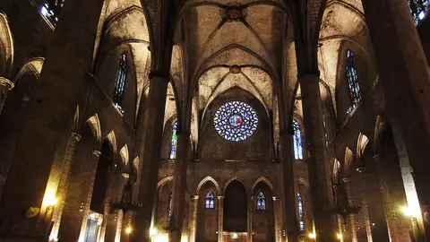 Basílica de Santa María del Mar, en Barcelona. Vista de la nave central desde el altar Basílica de Santa María del Mar, en Barcelona. Vista de la nave central desde el altar