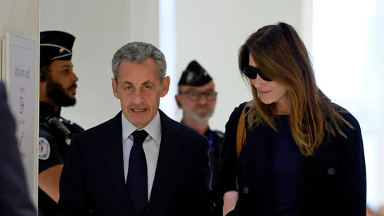 El exprimer ministro francés Nicolas Sarkozy, junto a su mujer, Carla Bruni-Sarkozy El exprimer ministro francés Nicolas Sarkozy, junto a su mujer, Carla Bruni-Sarkozy