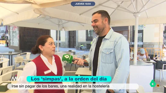 Una camarera, a la gente que hace 'simpas': "Que tengan vergüenza, a nosotros nos toca pagar la cuenta" Después del 'simpa' que ha sufrido un mesón de Jerez, Javier Bastida ha salido a la calle para preguntar a camareros y clientes si este tipo de acciones son habituales.