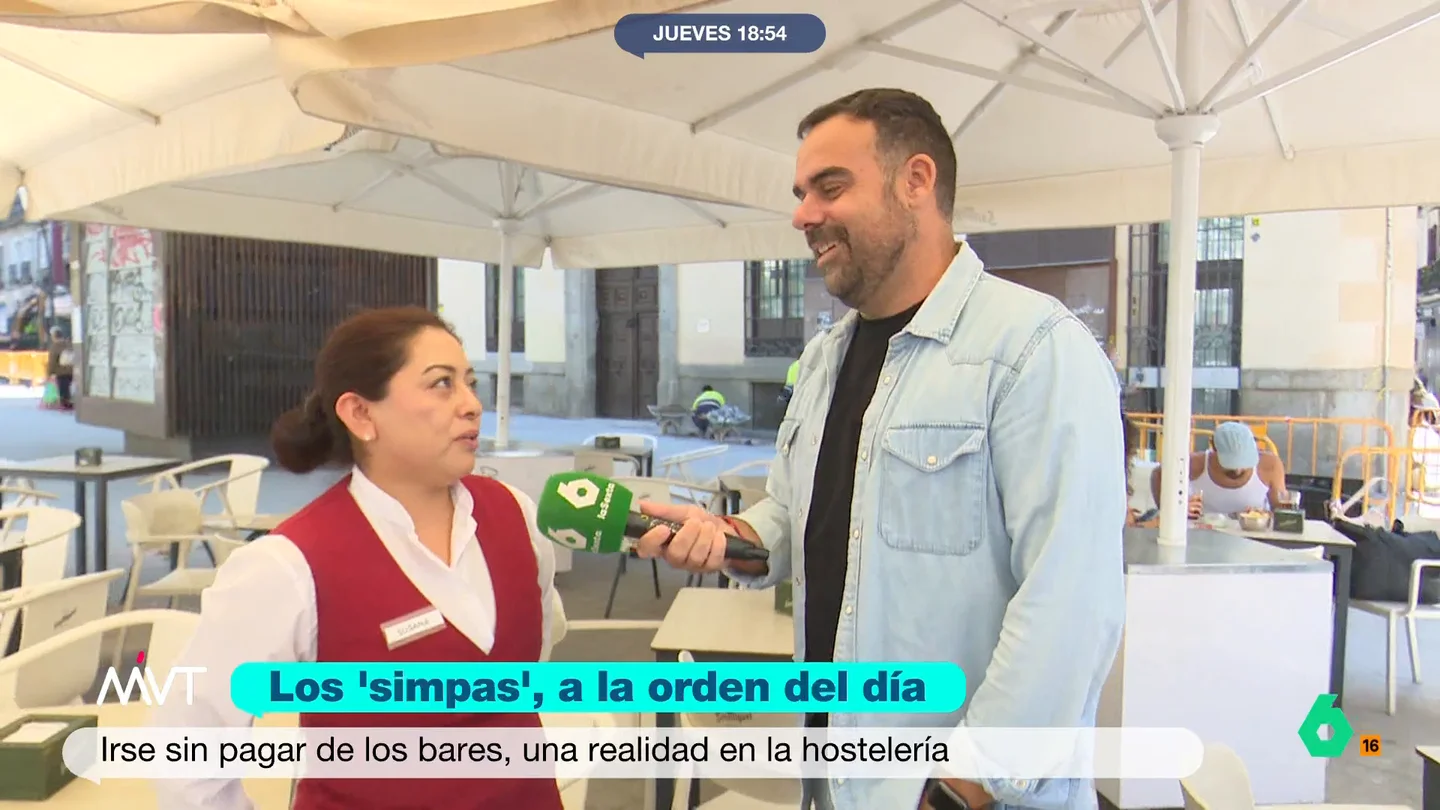 Una camarera, a la gente que hace 'simpas': "Que tengan vergüenza, a nosotros nos toca pagar la cuenta" Después del 'simpa' que ha sufrido un mesón de Jerez, Javier Bastida ha salido a la calle para preguntar a camareros y clientes si este tipo de acciones son habituales.