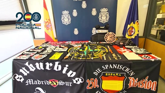 Parafernalia nazi incautada al grupo ultra 'Suburbios Firm'. Parafernalia nazi incautada al grupo ultra 'Suburbios Firm'.