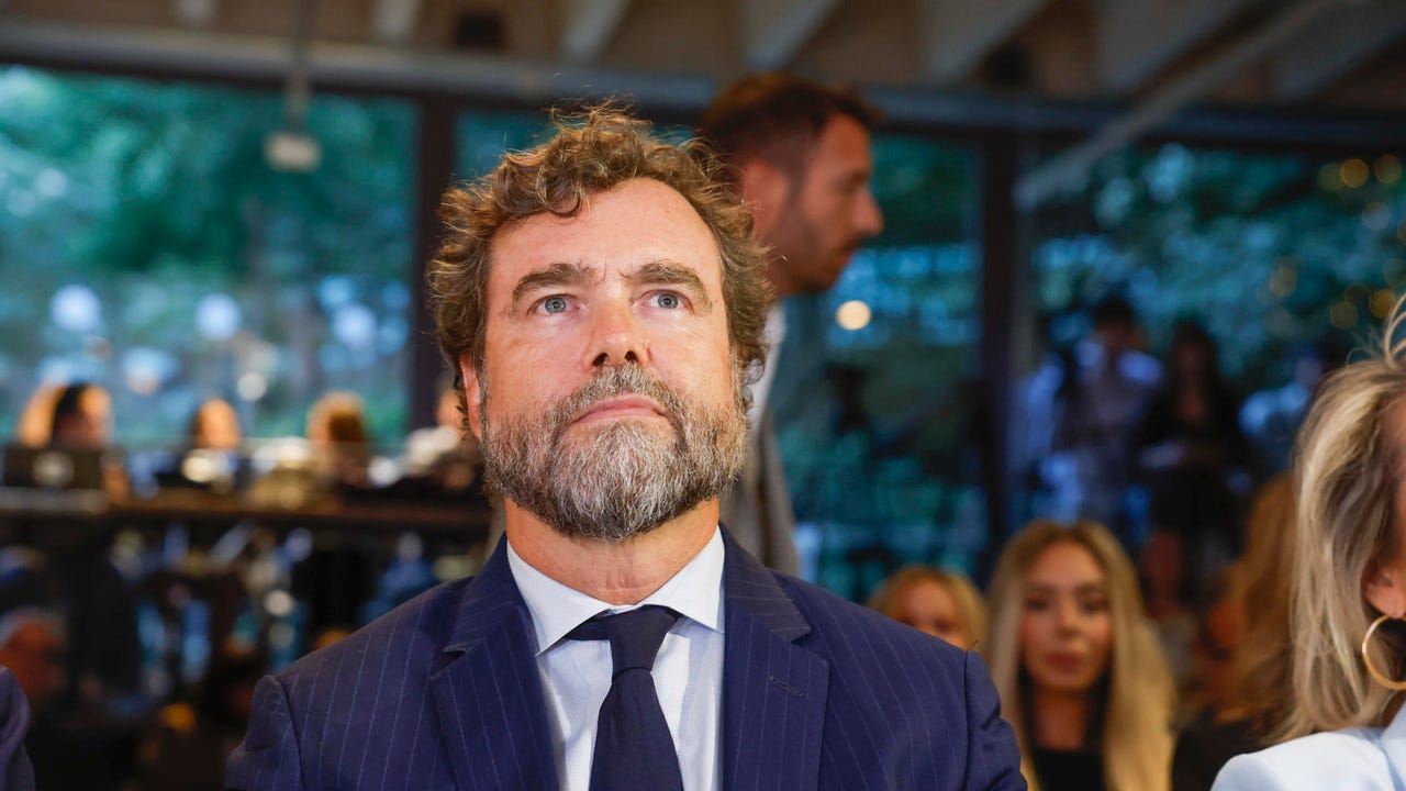 Espinosa de los Monteros presenta su centro de pensamiento con la aparición sorpresa de Víctor de Aldama