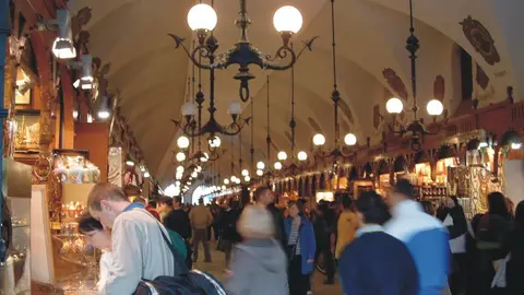 Interior de la Lonja de los Paños, en Cracovia Interior de la Lonja de los Paños, en Cracovia