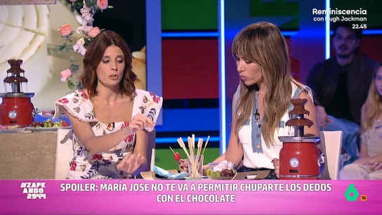 María José Gómez y Verdú explica cómo se debe comer de una fuente de chocolate: "Solo se puede mojar una vez" En muchos eventos, el elemento estrella de las mesas dulces son las fuentes de chocolate, una máquina que funde el chocolate y crea una cascada en la que se pueden mojar otros alimentos.
