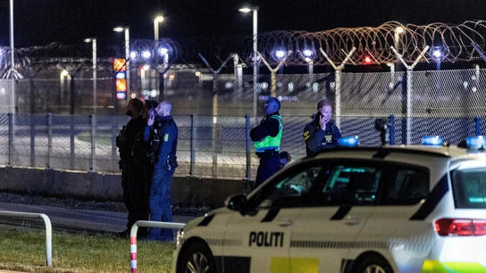 Agentes de policía hacen guardia en el Aeropuerto de Copenhague por la presencia de drones en los alrededores Agentes de policía hacen guardia en el Aeropuerto de Copenhague por la presencia de drones en los alrededores