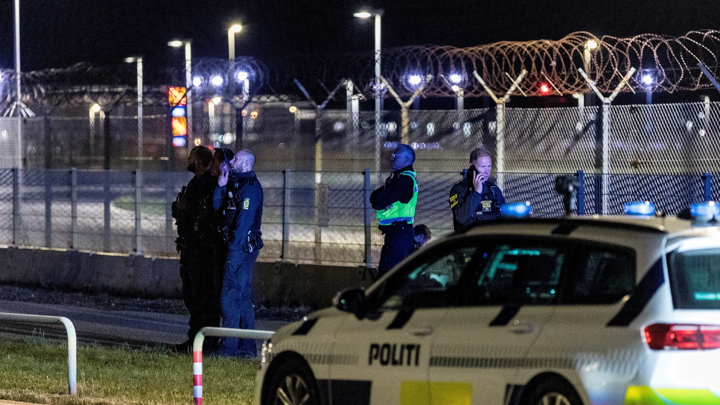 Agentes de policía hacen guardia en el Aeropuerto de Copenhague por la presencia de drones en los alrededores Agentes de policía hacen guardia en el Aeropuerto de Copenhague por la presencia de drones en los alrededores