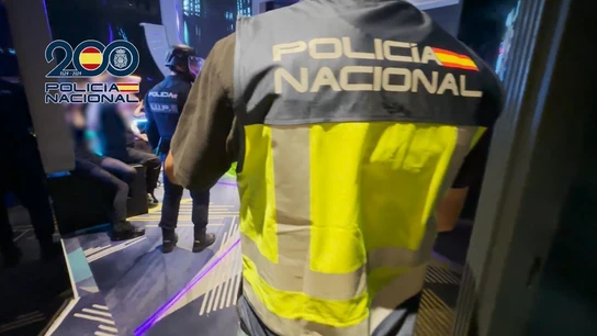 La Policía Nacional entra a uno de los tres locales de karaoke de Madrid para buscar drogas y armas. La Policía Nacional entra a uno de los tres locales de karaoke de Madrid para buscar drogas y armas.