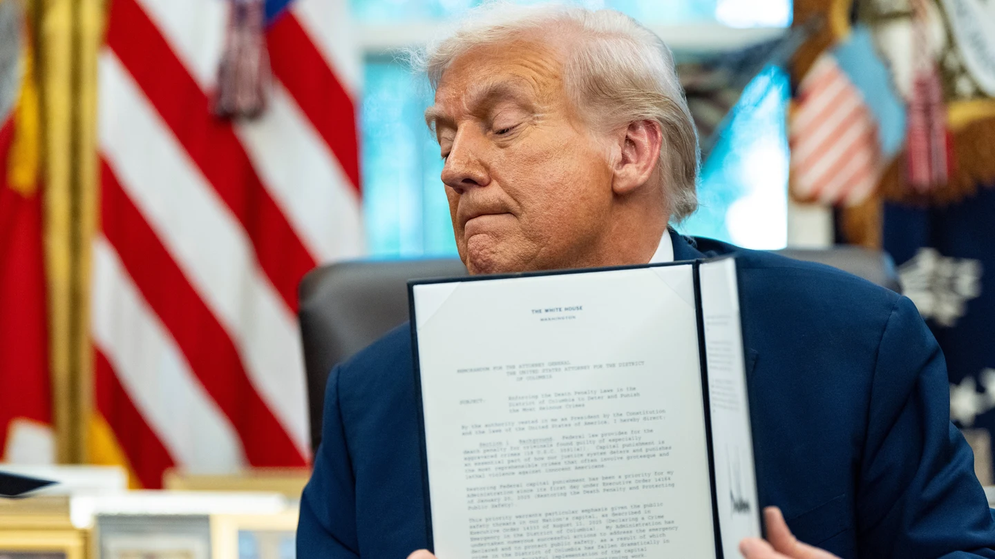 Donald Trump sostiene una copia de la orden ejecutiva que busca recuperar la pena de muerte en Washington DC Donald Trump sostiene una copia de la orden ejecutiva que busca recuperar la pena de muerte en Washington DC
