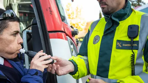 Atento si usas furgoneta, porque la DGT exige desde ya estos sistemas para circular en España Control DGT Guardia Civil
