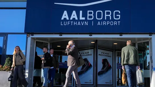 Puerta del aeropuerto danés de Aalborg, este jueves. Puerta del aeropuerto danés de Aalborg, este jueves.