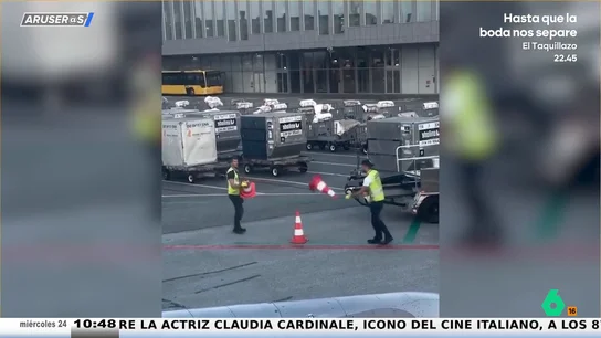 "Los hombres somos simples": Alfonso Arús, tras ver cómo se entretienen dos trabajadores de aeropuerto "Los hombres somos simples": Alfonso Arús, tras ver cómo se entretienen dos trabajadores de aeropuerto