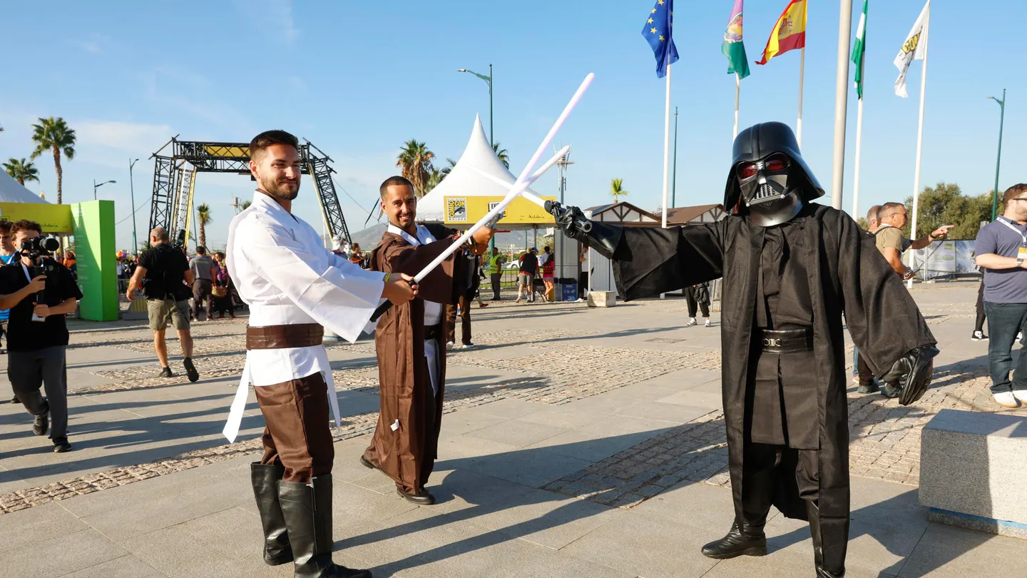 Dos Jedi, batiéndose en duelo de espada láser con Darth Vader Dos Jedi, batiéndose en duelo de espada láser con Darth Vader
