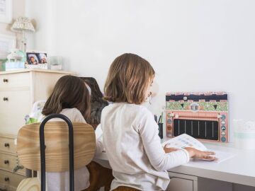 Dos ni&ntilde;as leyendo
