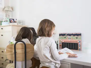 Dos niñas leyendo Dos niñas leyendo