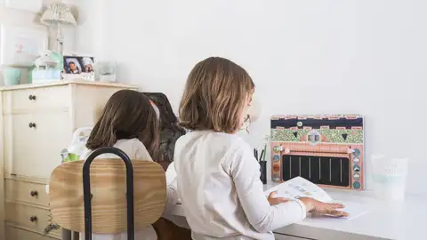 Dos niñas leyendo Dos niñas leyendo