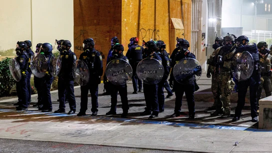 Agentes de ICE hacen guardia a las puertas de un centro de detención de ICE en Portland. Agentes de ICE hacen guardia a las puertas de un centro de detención de ICE en Portland.