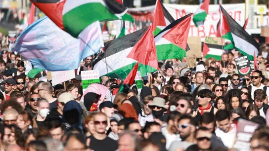 Multitudinaria marcha en Berlín contra el genocidio en Gaza Multitudinaria marcha en Berlín contra el genocidio en Gaza