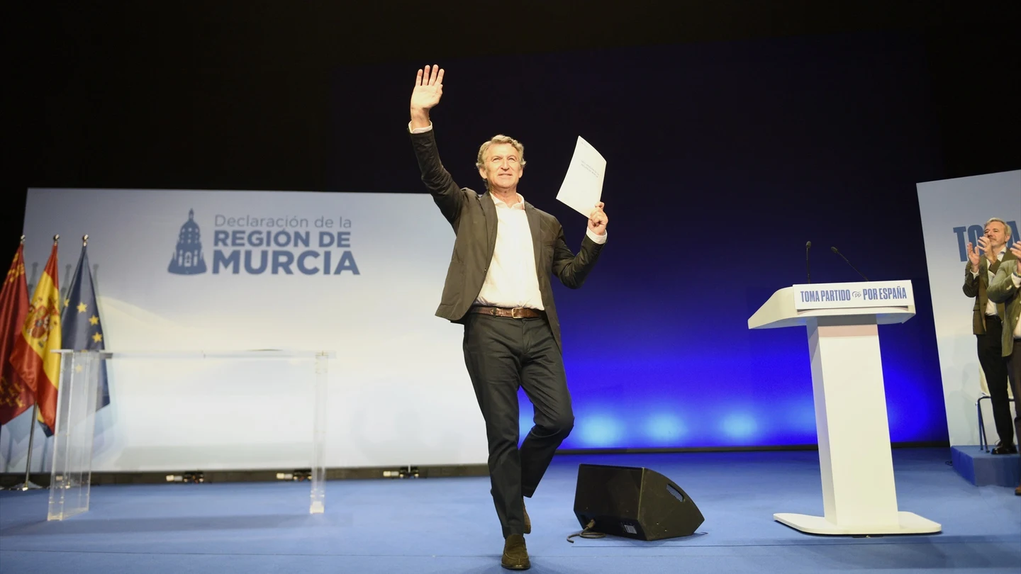 Alberto Núñez Feijóo con la 'Declaración de la Región de Murcia'. Alberto Núñez Feijóo con la 'Declaración de la Región de Murcia'.