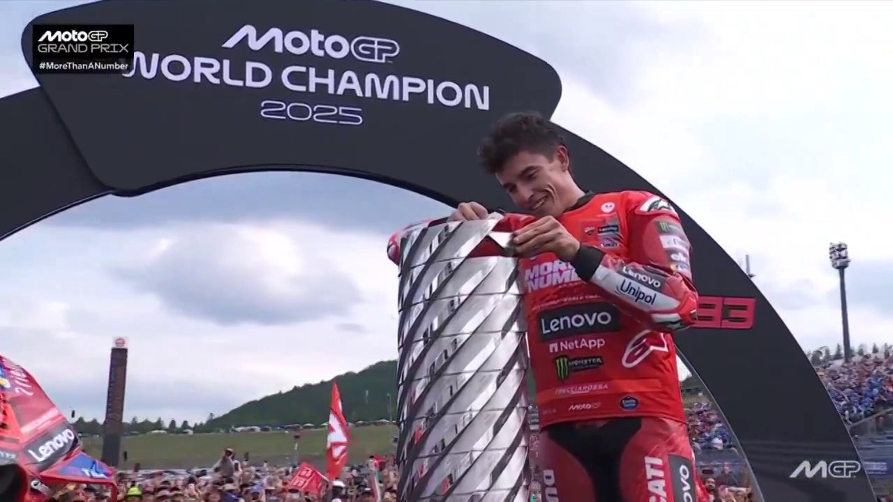 ¡Es carisma puro! El genial momento de Márquez al colocar su nombre en el trofeo: "¿Cómo va que no me acuerdo?"
