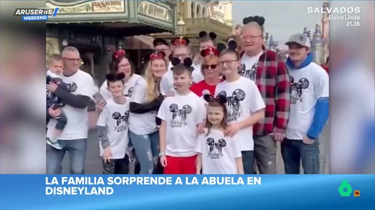 Sorprenden a la abuela presentándose todos por sorpresa en Disneyland Sorprenden a la abuela presentándose todos por sorpresa en Disneyland