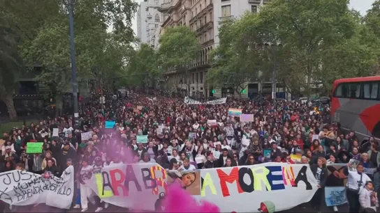 Marcha en Buenos Aires por los recientes feminicidios en Argentina. Marcha en Buenos Aires por los recientes feminicidios en Argentina.