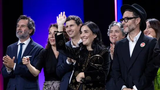 La realizadora Alauda Ruiz de Azúa tras recibir la Concha de Oro La realizadora Alauda Ruiz de Azúa tras recibir la Concha de Oro