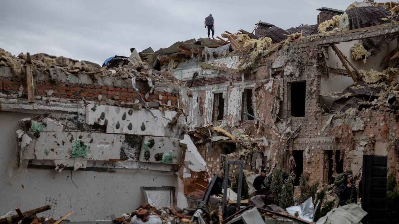 Al menos cuatro muertos y más de 70 heridos en Ucrania tras un ataque ruso que ha durado más de 12 horas