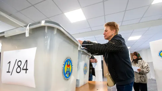 Una mujer vota en las elecciones de Moldavia Una mujer vota en las elecciones de Moldavia