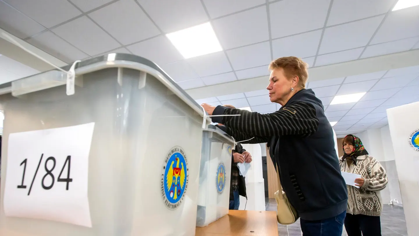 Una mujer vota en las elecciones de Moldavia Una mujer vota en las elecciones de Moldavia
