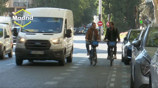 Ciclistas circulan en carriles bici en Madrid. Ciclistas circulan en carriles bici en Madrid.