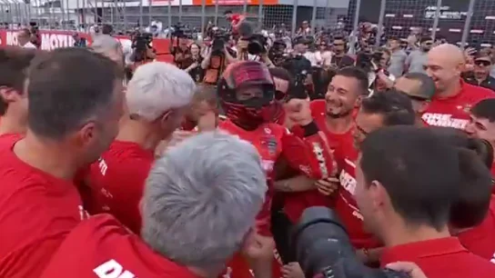 La celebración de Marc Márquez con el equipo La celebración de Marc Márquez con el equipo
