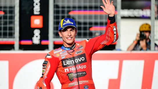 Marc Márquez nada celebrando Marc Márquez nada celebrando