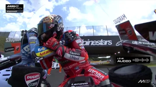 El abrazo entre los Márquez después de que Marc se proclame campeón del mundo El abrazo entre los Márquez después de que Marc se proclame campeón del mundo