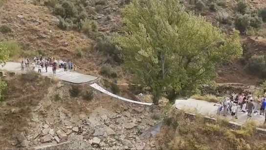 Vecinos de Zarzuela de Jadraque y Villares de Jadraque se manifiestan para arreglar el puente que une los municipios. Vecinos de Zarzuela de Jadraque y Villares de Jadraque se manifiestan para arreglar el puente que une los municipios.