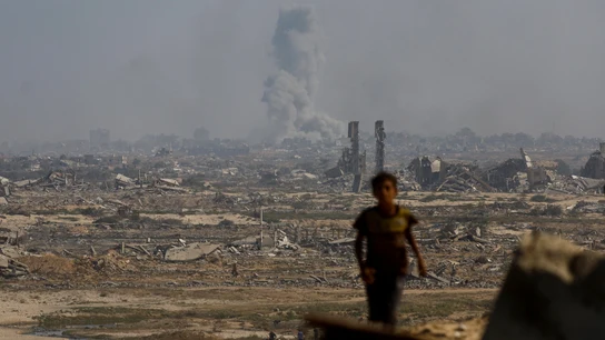 El humo se eleva durante una operación militar israelí en la ciudad de Gaza. El humo se eleva durante una operación militar israelí en la ciudad de Gaza.