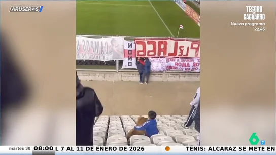 El tierna imagen del niño que lleva a su perro al estadio y lo abraza para que vea el partido con él El tierna imagen del niño que lleva a su perro al estadio y lo abraza para que vea el partido con él
