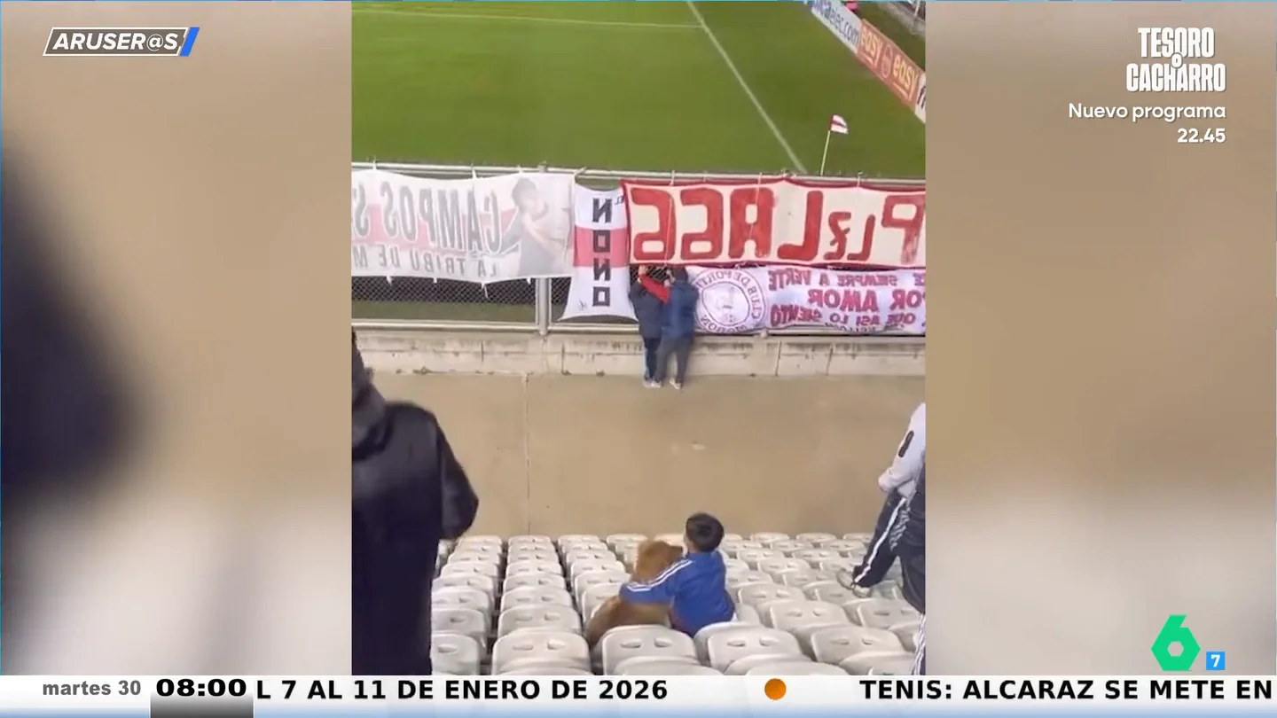 El tierna imagen del niño que lleva a su perro al estadio y lo abraza para que vea el partido con él El tierna imagen del niño que lleva a su perro al estadio y lo abraza para que vea el partido con él