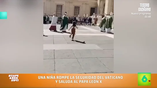 Una niña se salta la seguridad del Vaticano para ver al papa León XIV: "Luego la llevan a Cantajuegos y cómo se va a emociona" Este fin de semana se celebraba el Jubileo en el Vaticano y una niña aprovechó un momento para correr hasta el papa León XIV para saludarlo. La reacción del pontífice y los zapeadores, en este vídeo.