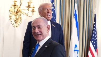 Donald Trump habla acompa&ntilde;ado de un sonriente Benjamin Netanyahu en la Casa Blanca