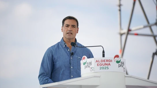 El PNV celebra el 'Alderdi Eguna' en Foronda (Álava) El lehendakari, Imanol Pradales, interviene durante la celebración del 'Alderdi Eguna', a 28 de septiembre de 2025, en Foronda, Álava, País Vasco (España). El Alderdi Eguna es el día del Partido Nacionalista Vasco, que se celebra anualmente desde 1977 el último domingo de septiembre, domingo más cercano al día de San Miguel, considerado el patrón de Euskadi, así como de este partido. 28 SEPTIEMBRE 2025;PNV;ALDERDI EGUNA;FORONDA;ÁLAVA;PAÍS VASCO; Iñaki Berasaluce / Europa Press 28/09/2025